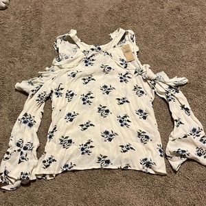 American eagle shoulder cut out shirt